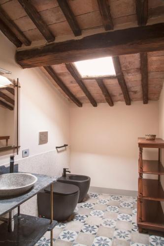 a bathroom with two sinks and a tub at Wp Relais Mazzini in Montalcino