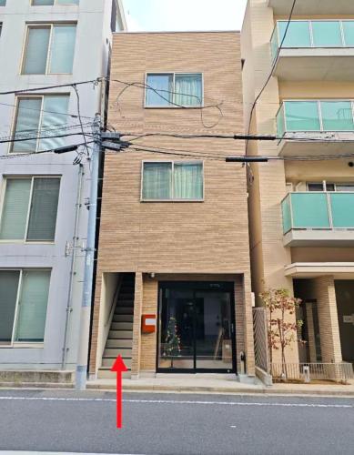 a red arrow points to a building on a street at Year-end promotion Free Wi-Fi spacious and bright Closs Ueno 1min to Minowa Sta Wide Room Max 4People in Tokyo
