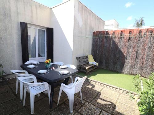 Maison Méditerranéenne 60m² avec Patio et Parking Privé, à 5min de la Plage, 3 Pièces Confortables - FR-1-307-6