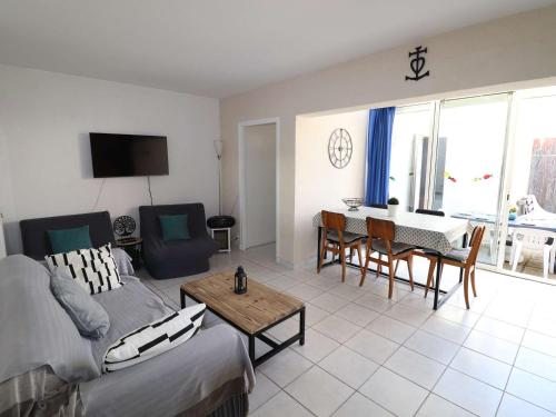 Maison Méditerranéenne 60m² avec Patio et Parking Privé, à 5min de la Plage, 3 Pièces Confortables