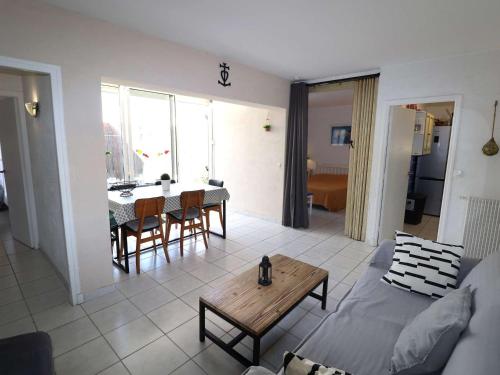 Maison Méditerranéenne 60m² avec Patio et Parking Privé, à 5min de la Plage, 3 Pièces Confortables