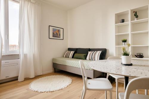 Just Urban Stays - Modern and Strategic 1-BR Flat C - Central Station