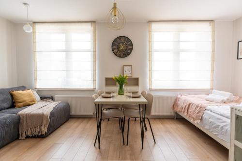 a living room with a table and a couch at Apartament Daisy Pszczyna Centrum in Pszczyna