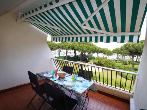 Studio avec piscine, parking et terrasse à Port Camargue
