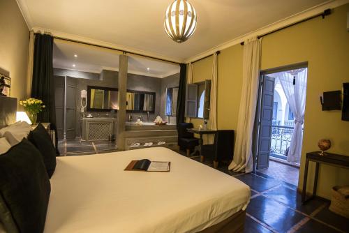 um quarto com uma cama com um livro em Riad Utopia Suites And Spa em Marrakech
