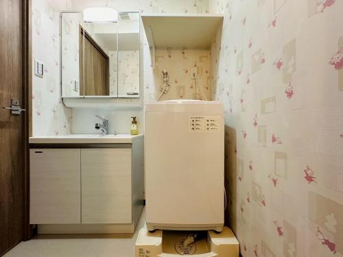 1101 Newly built stay perfect for families! Just 1 min to Kuromon Market, 8 min walk to Dotonbori, 9 min to Shinsaibashi!