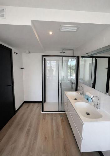 Luxury Penthouse - Sea View - Swimming Pool - Roof Terrace