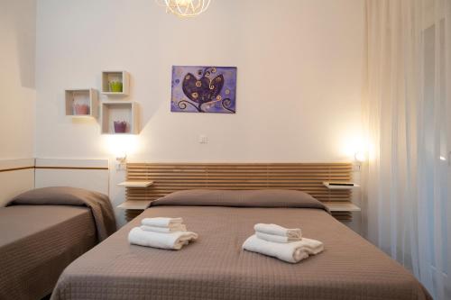 two towels on a bed in a room at Hotel Doria in Bellaria-Igea Marina