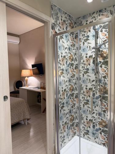 a bathroom with a shower with a glass door at Casa Vèra Affittacamere Appartamenti in Orvieto