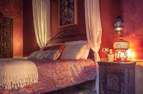ein Schlafzimmer mit einem Bett und einer Lampe auf einem Tisch in der Unterkunft Mirabilia Arab House in Mazara del Vallo