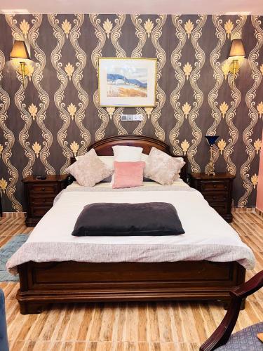 a bed in a room with a wall at Hôtel YABISSO in Lomé