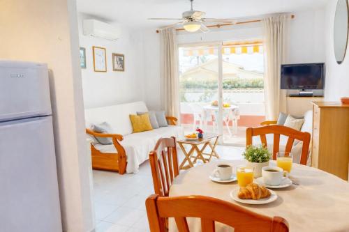 Estudio Flor de Jazmin en Dénia con piscina y a 100m de la playa by Family Homes Rentals