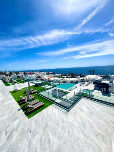 a view of a pool on top of a building at Hotel Royal Atlántico in Puerto del Carmen