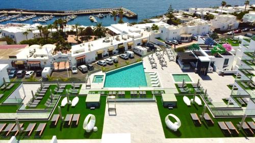 an aerial view of a resort with a swimming pool at Hotel Royal Atlántico in Puerto del Carmen