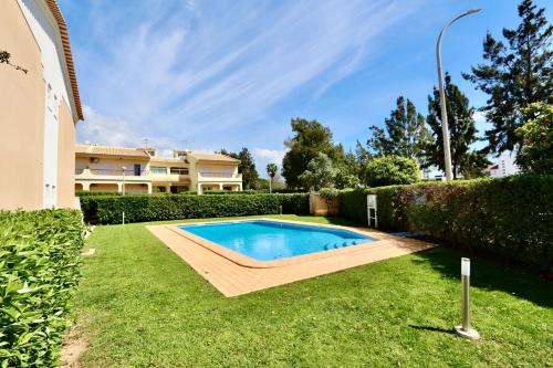 Moura patio by Cleverdetails in Vilamoura