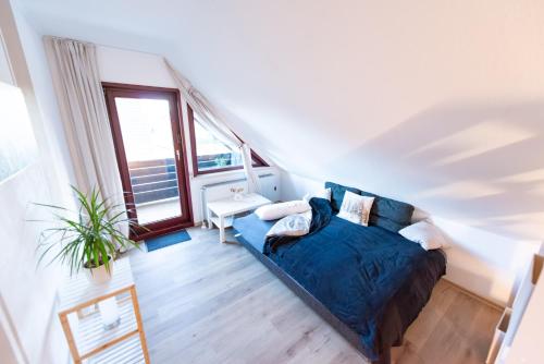 a living room with a couch and a window at Charmante Ferienwohnung mit sonniger Loggia in Celle