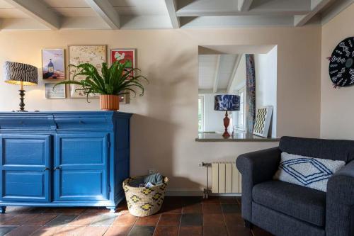 a living room with a blue cabinet and a couch at Het Grote Huis at Buitenplaats Zeeuwse Liefde in Westkapelle