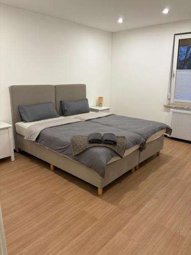 ein Schlafzimmer mit einem großen Bett in einem Zimmer in der Unterkunft WeserZeit Apartment in Bodenwerder