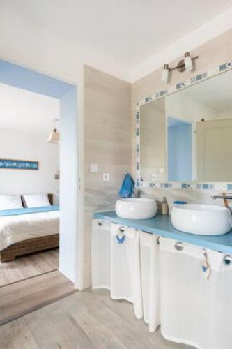 a bathroom with two sinks and a bed at B&B Des Histoires d'Anges - Côté Jardin - Accueil Vélo in Tournus