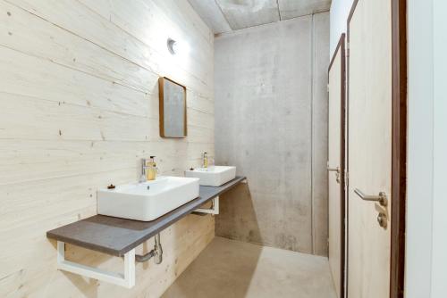 La salle de bains est pourvue de 2 lavabos et d'un miroir. dans l'établissement Daft Boutique Hotel, à Malmedy