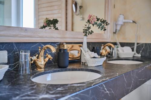 a counter with two sinks in a bathroom at Hotel Hirschen in Freiburg-Lehen in Freiburg im Breisgau