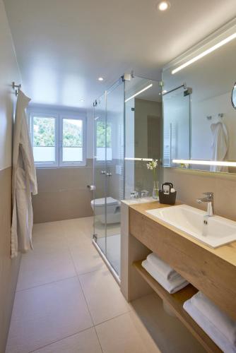a bathroom with a sink and a mirror at Wiedemann's Weinhotel in Sankt Martin