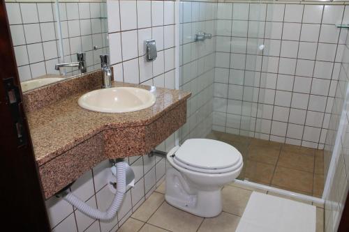 uma casa de banho com um WC e um lavatório em Pousada Blauberg em Pomerode