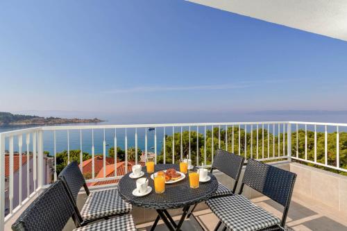 Beachfront Sea View Apartment Apolonia