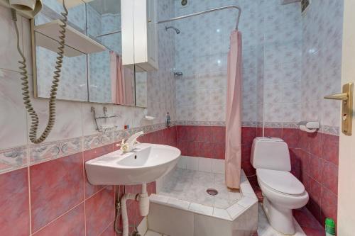 Un baño de Aleksandria Hotel