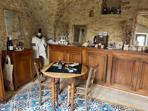 a dining room with a table and chairs in a room at Les 3 contes in Vallabrix