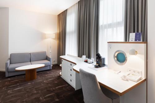 ein Hotelzimmer mit Schreibtisch und Stuhl in der Unterkunft Hotel MOA Berlin in Berlin