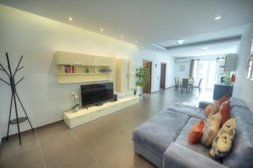 Bright & Large 2bedrooms in Sliema center MPOR1-1