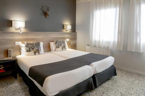 a bedroom with a large bed in a room at Hotel Austria by Pierre & Vacances in Soldeu