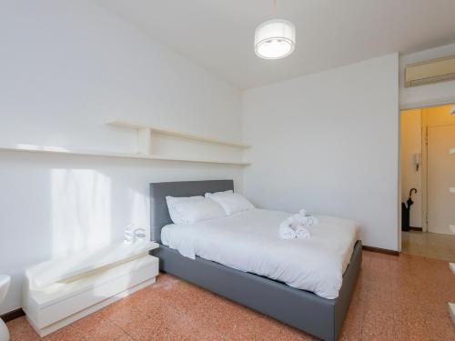 HomeLovers Bright and White House Navigli District