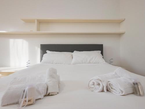 HomeLovers Bright and White House Navigli District