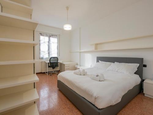 HomeLovers Bright and White House Navigli District