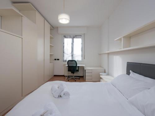 HomeLovers Bright and White House Navigli District