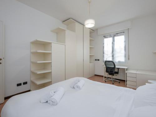 HomeLovers Bright and White House Navigli District