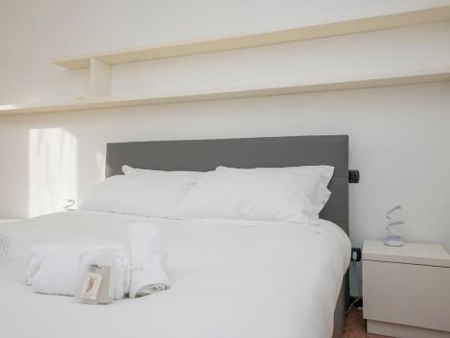 HomeLovers Bright and White House Navigli District