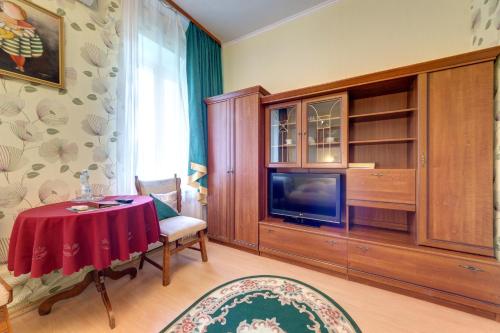 Una televisión o centro de entretenimiento en Aleksandria Hotel