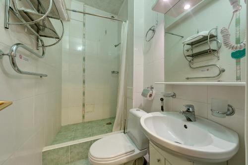 Un baño de Aleksandria Hotel
