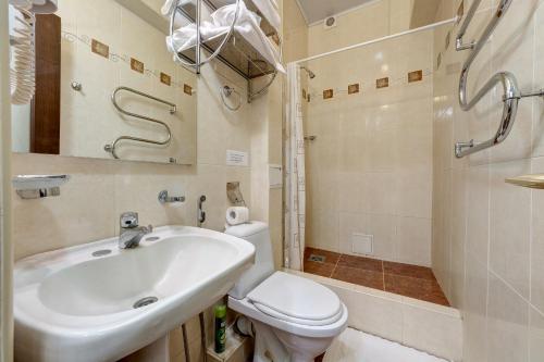Un baño de Aleksandria Hotel