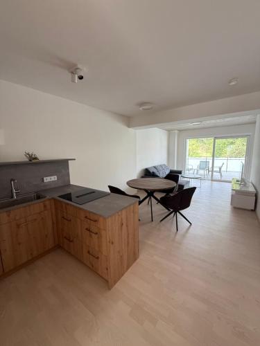 a living room with a kitchen and a table at Ferienwohnung 2 Stock Bad Schallerbach in Bad Schallerbach