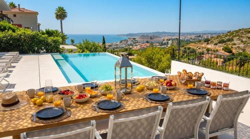 Villa Sitges Colonial. Impressive views of the sea. High design. Renovated.
