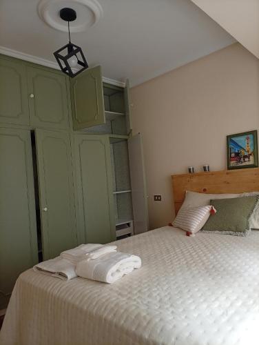 a bedroom with a bed with towels on it at Las Meanas Presbítero 6 in Avilés