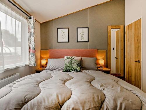 a large bed in a bedroom with two lamps at 3 Bed in Shrewsbury oc-94112 in Bromlow