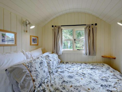 a bedroom with a bed and a window at 1 Bed in Hereford oc-93441 in Little Dewchurch