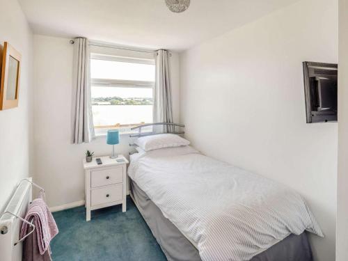 a small bedroom with a bed and a window at 3 Bed in Aylesbury oc-88963 in Shabbington