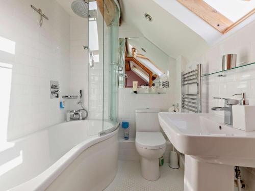 a bathroom with a tub and a toilet and a sink at 3 Bed in Ludlow oc-chl38 in Ashford Carbonell