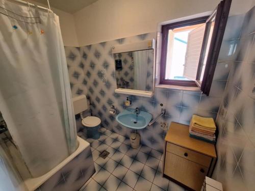 a bathroom with a sink and a toilet and a shower at Apartmani Štefica in Razvala